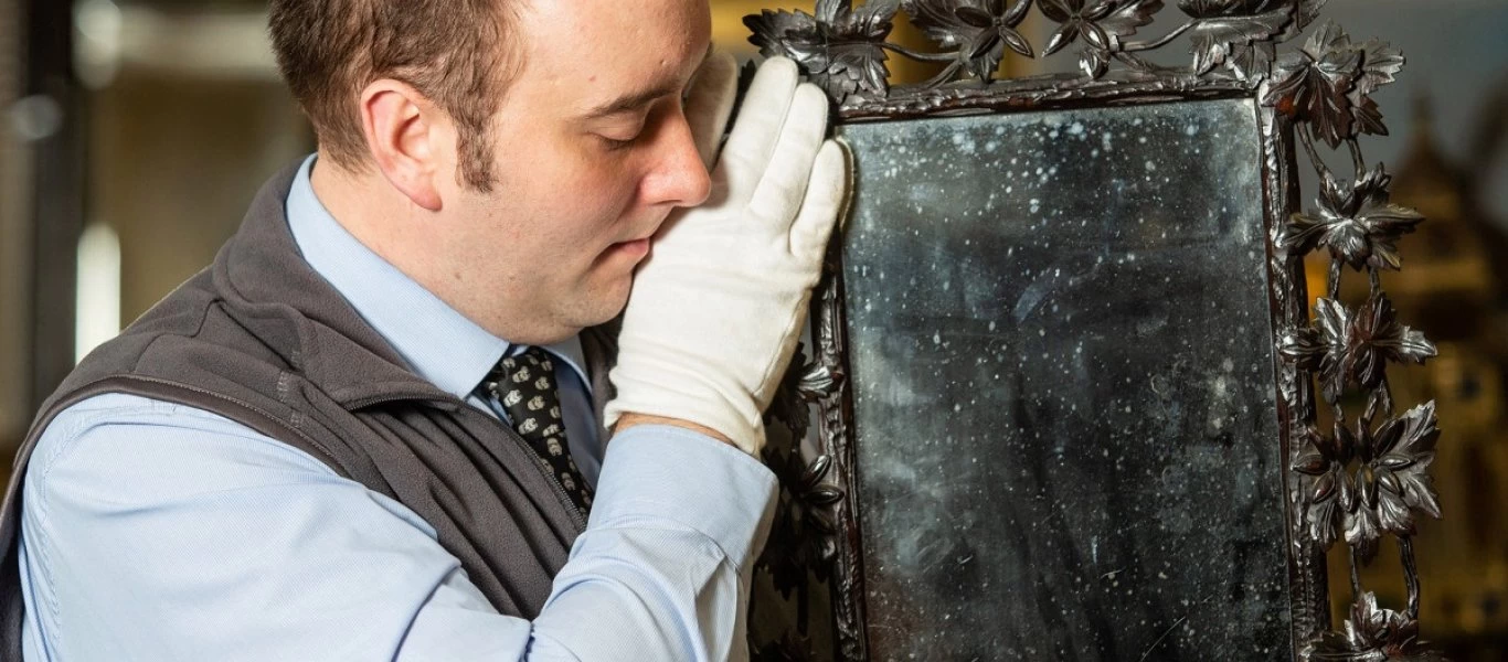 Είχαν τον καθρέφτη της Μ.Αντουανέτα στην τουαλέτα τους επί 40 χρόνια! - Τον πουλάνε 12χιλ. ευρώ (φώτο)